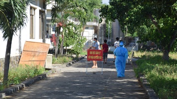 Phú Yên: Bệnh nhân chui tường bệnh viện đi hái lá xông