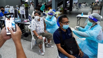Số ca tử vong vì Covid-19 tăng kỷ lục, Thái Lan tiến hành tiêm trộn lẫn vaccine