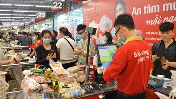 Lượng khách đến siêu thị tăng sau khi Hà Nội siết chặt phòng dịch COVID-19