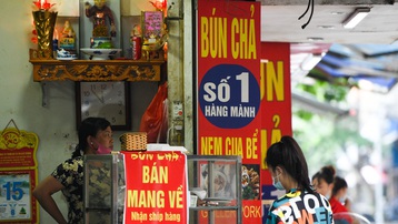 Những quán bún chả nổi tiếng Hà Nội ra sao trong mùa dịch?