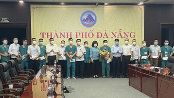 Đà Nẵng: 15 y bác sĩ và 5 xe cấp cứu hỗ trợ TP.HCM chống dịch