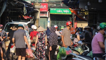 Sáng đầu tiên giãn cách, chợ dân sinh Hà Nội vẫn đông người dù hàng hóa không thiếu