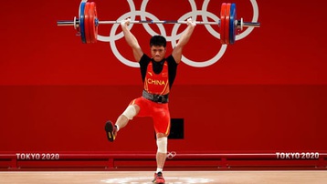 VĐV Trung Quốc đứng một chân nâng tạ vẫn... phá kỷ lục Olympic