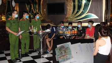 Hà Nam: Nhóm đối tượng tụ tập ‘bay lắc’ tại quán karaoke giữa lúc dịch bệnh hoành hành