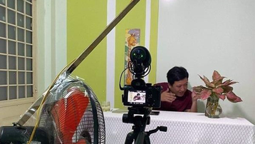 Nghệ sĩ Việt quay game show tại nhà