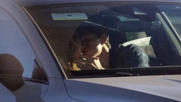 Sao phim 'Người Nhện' hôn bạn diễn trong ôtô