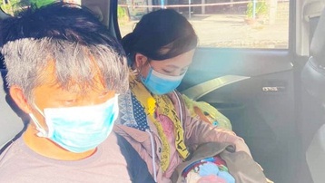 Bé 9 ngày tuổi đi ngàn km trên xe máy cùng cha mẹ về quê được giúp đỡ ở Đà Nẵng