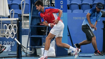 Djokovic tức giận đập gãy vợt khi trắng tay ở Olympic