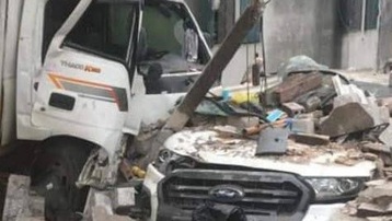 Quảng Ninh: Xe tải mất lái lao vào nhà dân, đâm bẹp ô tô đỗ tại nhà