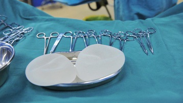 Chủ phòng khám ở TPHCM chở thi thể cô gái đi nâng ngực về Trà Vinh mai táng