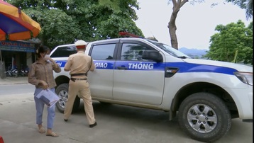 Bị hỏng xe giữa đường, nữ sinh ở Sơn La được CSGT chở đến điểm thi kịp thời