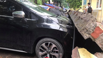 Hà Nội: 50m tường rào bất ngờ đổ sập, đè bẹp 12 ô tô