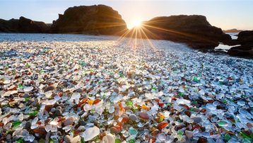 Bãi biển thủy tinh độc đáo được ‘mẹ thiên nhiên’ tạo ra từ bãi rác