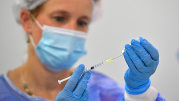 Vaccine ngừa COVID-19 mang lại doanh thu khổng lồ cho các hãng dược phẩm