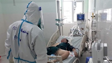 Thầy thuốc Bệnh viện Hữu nghị Việt Xô đang hoạt động hết công suất tại Trung tâm hồi sức tích cực Tiền Giang