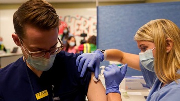 Delta hoành hành, người từ chối tiêm vaccine tại Mỹ hứng chỉ trích