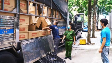 Phát hiện xe 'luồng xanh' vận chuyển gần 10 tấn bánh trung thu nhập lậu trên cao tốc Hà Nội - Lào Cai
