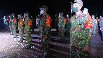 Lực lượng quân đội, công an trong đêm đầu tiên hỗ trợ TP.HCM chống dịch Covid-19