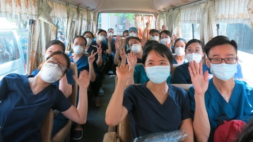 Hàng trăm y, bác sĩ miền Trung lên đường vào Nam hỗ trợ chống dịch