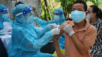 Các đội tiêm lưu động tiếp tục tiêm vaccine cho người dân khu phong toả ở TP.HCM