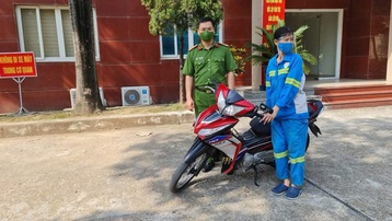Công an tặng xe máy mới cho nữ lao công bị cướp ở Hà Nội