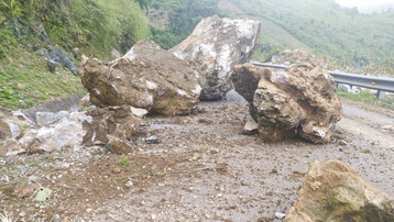 Khắc phục sự cố đá lớn rơi khiến Quốc lộ 279 ách tắc giao thông 1 giờ đồng hồ ở Điện Biên