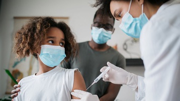 Những quốc gia nào đang tiêm vaccine Covid-19 cho trẻ vị thành niên?