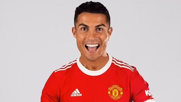 Những hình ảnh đầu tiên của Ronaldo trong màu áo mới MU