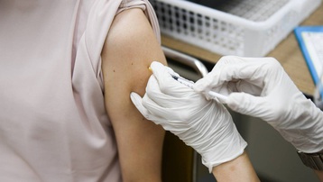 Nhật Bản phát hiện thêm vaccine Moderna chứa chất lạ