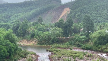 Thừa Thiên Huế: 45 người dân mắc kẹt trong rừng, 37 người chưa liên lạc được