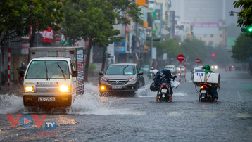 Đà Nẵng: Mưa lớn cả ngày đường phố ngập cục bộ đi lại khó khăn