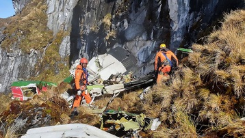 Tìm thấy hộp đen và thi thể phi hành đoàn máy bay rơi ở Papua, Indonesia