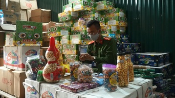Hà Nội: Phát hiện kho chứa hàng ngàn bánh kẹo, thực phẩm dinh dưỡng nhập lậu