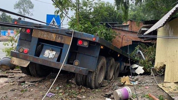 Xe container mất lái đâm sập nhà dân ở Bình Dương