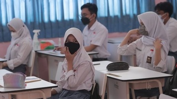 Hàng ngàn học sinh và giáo viên Indonesia mắc Covid-19 sau khi quay trở lại trường học