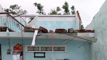 Quảng Ngãi: Hàng chục nhà bị tốc mái, hư hỏng, 10 tàu cá còn trong vùng nguy hiểm