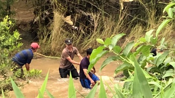 Gia Lai: Rơi từ trên cầu xuống suối, 3 cha con bị đuối nước