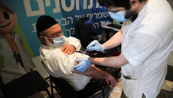 Người Israel không tiêm mũi vaccine thứ ba sẽ mất Thẻ xanh