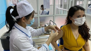 Hà Nội tổ chức tiêm vaccine cho 100% người dân từ 18 tuổi trước 15/9 thế nào?