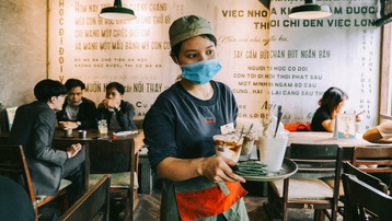 Hà Nội: 'Hạ nhiệt' thành vùng vàng, quận Đống Đa mở lại dịch vụ ăn uống tại chỗ