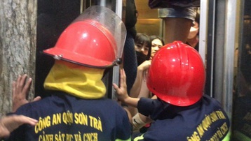 Đà Nẵng: Giải cứu 8 người mắc kẹt trong thang máy lúc rạng sáng