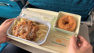 Vietnam Airlines khôi phục dịch vụ ăn uống trên chuyến bay từ ngày 15/1