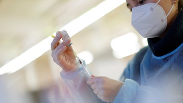 Hãng Moderna (Mỹ) thử nghiệm vaccine tăng cường đặc hiệu chống biến thể Omicron