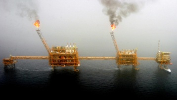 'Kỷ nguyên vàng đen' khép lại, thị trường dầu mỏ năm 2022 sẽ đi về đâu?