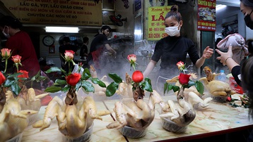 'Gà ngậm hoa hồng' đắt khách trong ngày 29 Tết ở chợ phố cổ