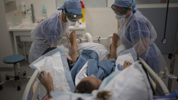 Pháp cho phép nhân viên y tế mắc COVID-19 tiếp tục làm việc