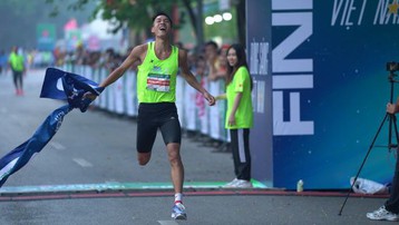 Trịnh Quốc Lượng và Nguyễn Thị Oanh vô địch VPBank Hanoi Marathon 2022