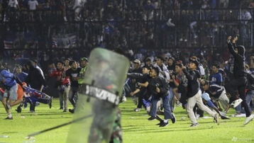 Bạo loạn bóng đá tại Indonesia: Số khán giả vào sân vượt quá mức cho phép