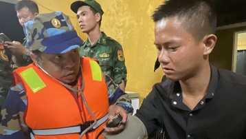 Thừa Thiên Huế: Cứu sống 9 ngư dân bị chìm tàu trên biển
