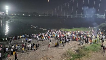 Ấn Độ: Sập cầu treo, hàng trăm người rơi xuống sông